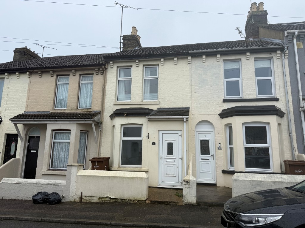Lot: 97 - MID-TERRACE HOUSE FOR IMPROVEMENT - Mid terrace house
